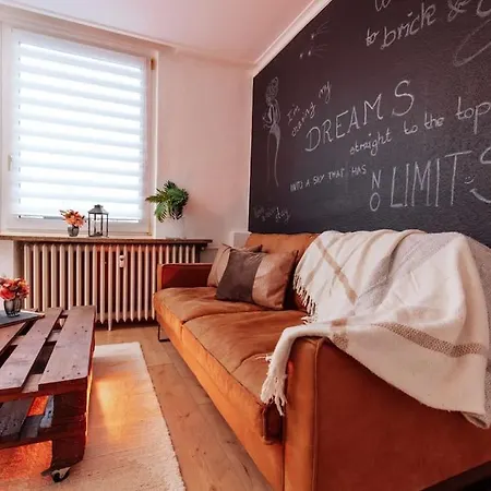 Brick & Cozy - - Netflix - Wifi - 4 Person Apartment *