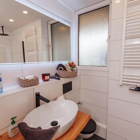 Brick & Cozy - - Netflix - Wifi - 4 Person