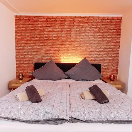 Apartment Brick & Cozy - - Netflix - Wifi - 4 Person *