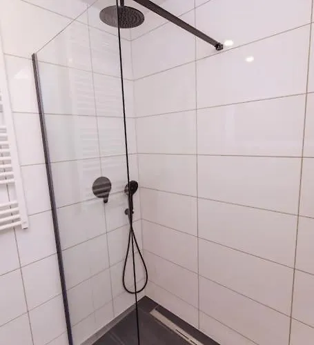 Brick & Cozy - - Netflix - Wifi - 4 Person شقة *