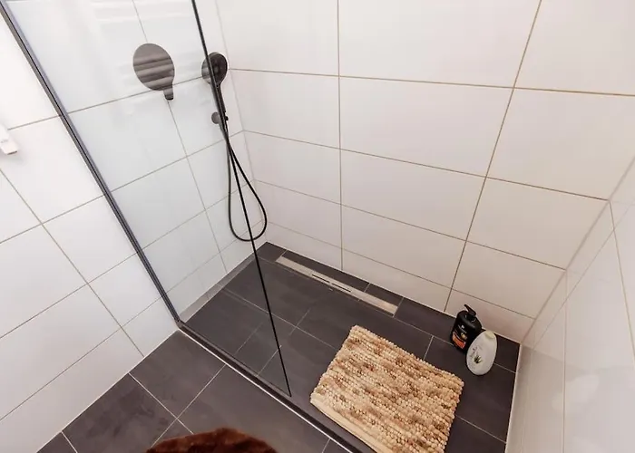 Brick & Cozy - - Netflix - Wifi - 4 Person شقة *